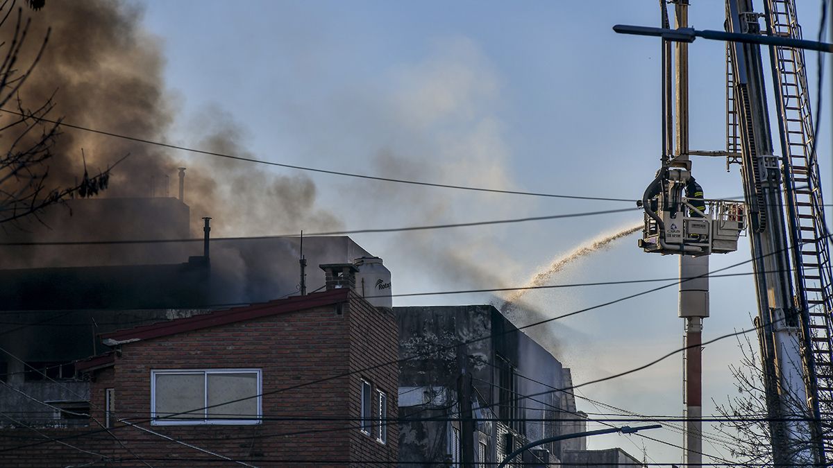 Incendio en Barracas: ardió un depósito de materiales de camping