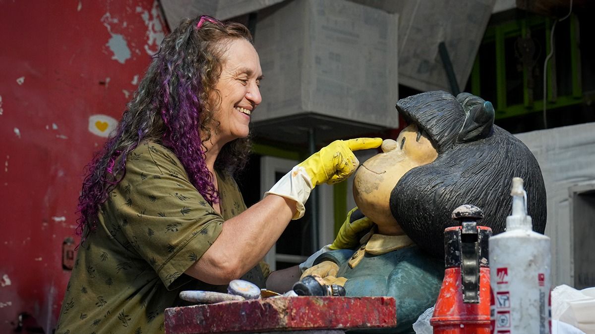 La artista plástica y escenógrafa Sonia López lleva adelante la restauración de Mafalda en su atelier. Pronto la niña mimada de los mendocinos volverá a la Arístides