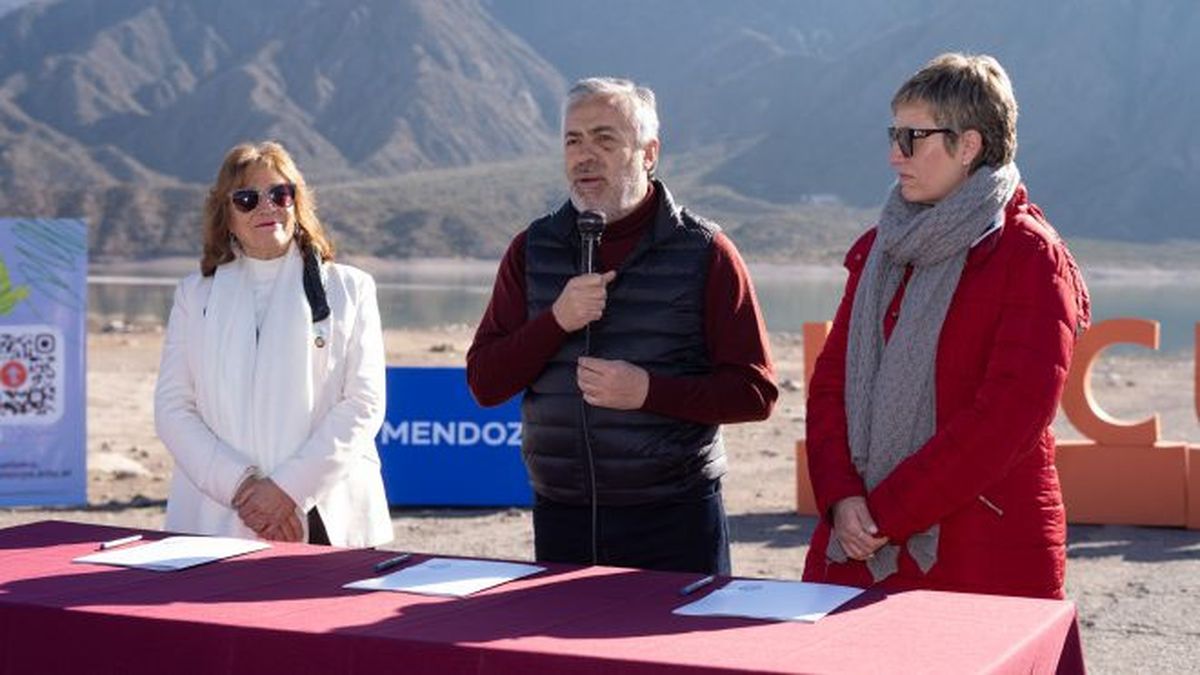 Esther Sanchez, Alfredo Cornejo y Jimena Latorre en la costa norte de Potrerillos, donde la UNCuyo desarrollará un proyecto turístico y deportivo.
