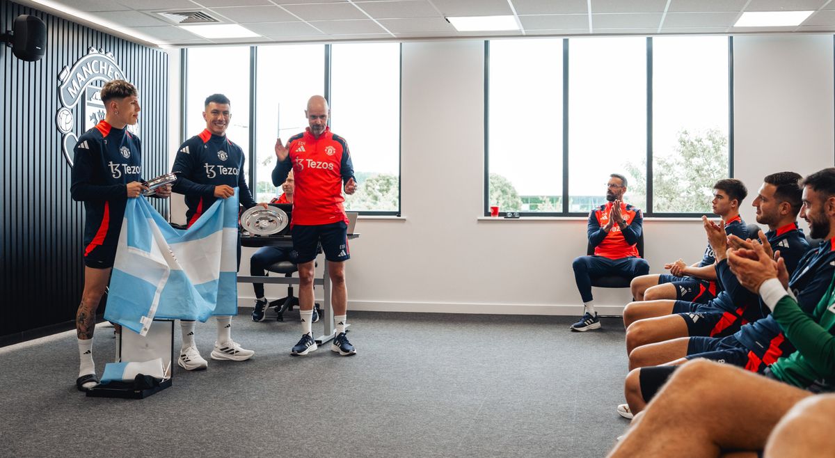 Lisandro Martínez y Alejandro Garnacho se sumaron al Manchester United. Lisandro Martínez y Alejandro Garnacho se sumaron al Manchester United.