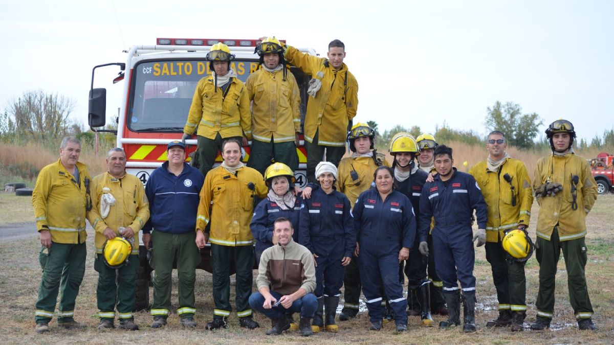 La vocación del bombero voluntario es la de servir al prójimo, aún poniendo en juego la propia vida. Aquí Carmen junto a su compañeros actuando en un incendio rural.