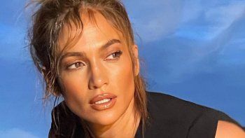 Jennifer López cautivó en bata y desde la cama