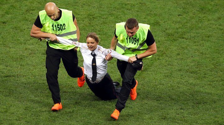 Susto en la final por extraña invasión de cancha