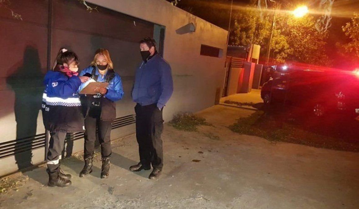 Las personas que fueron descubiertas en una fiesta clandestina, atacaron los móviles policiales