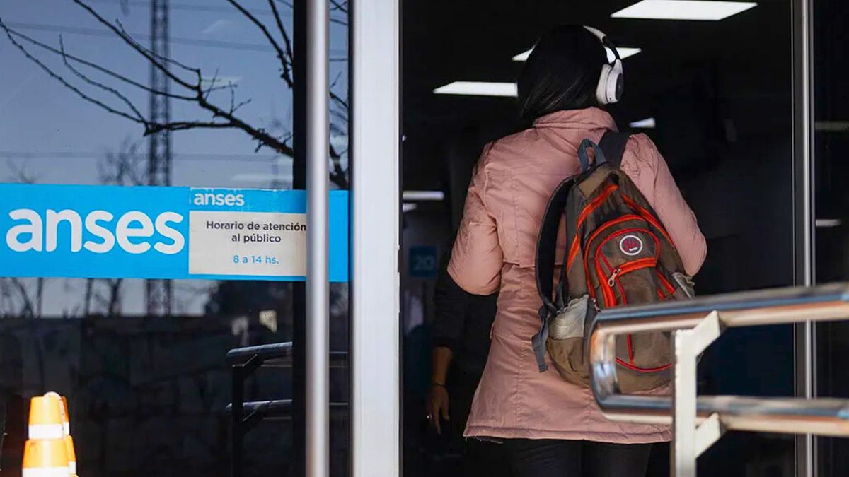 Desde la entrada en vigencia de la nueva fórmula de movilidad (Decreto 274/24) los aumentos para las jubilaciones, pensiones y asignaciones de ANSES son mensuales y toman como referencia el Índice de Precios al Consumidor (IPC) de dos meses atrás. Desde la entrada en vigencia de la nueva fórmula de movilidad (Decreto 274/24) los aumentos para las jubilaciones, pensiones y asignaciones de ANSES son mensuales y toman como referencia el Índice de Precios al Consumidor (IPC) de dos meses atrás.