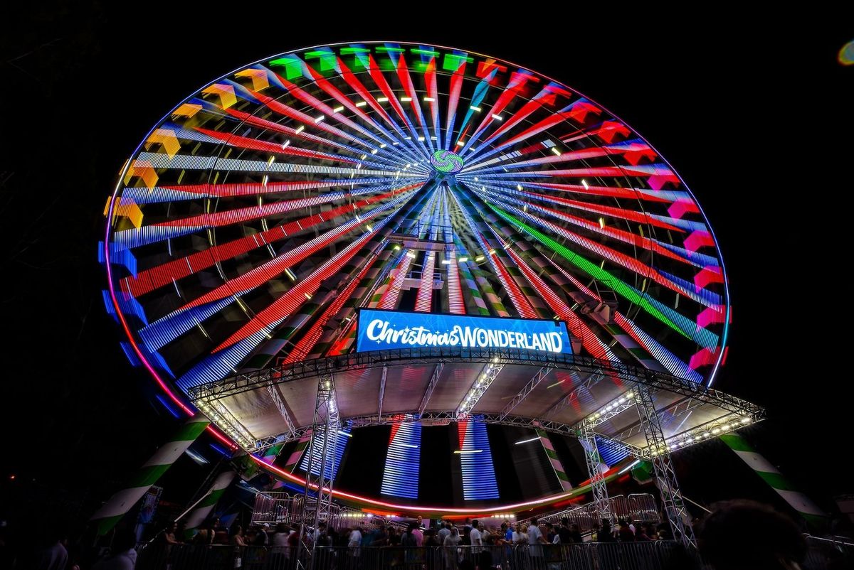 Es una oportunidad única de experimentar la sensación de un día nevado en medio del clima tropical de Miami, un contraste que hace que el evento sea aún más especial. Es una oportunidad única de experimentar la sensación de un día nevado en medio del clima tropical de Miami, un contraste que hace que el evento sea aún más especial.