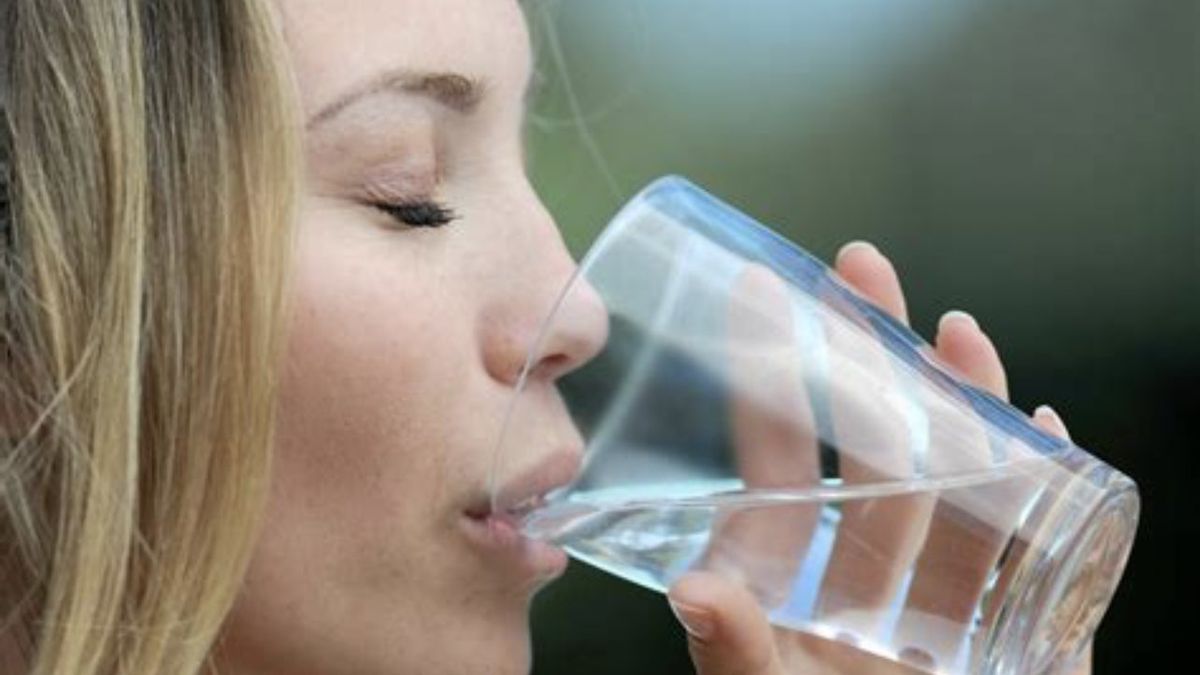 Entre los beneficios de la hidratación se encuentra la mejora de la memoria. Entre los beneficios de la hidratación se encuentra la mejora de la memoria.