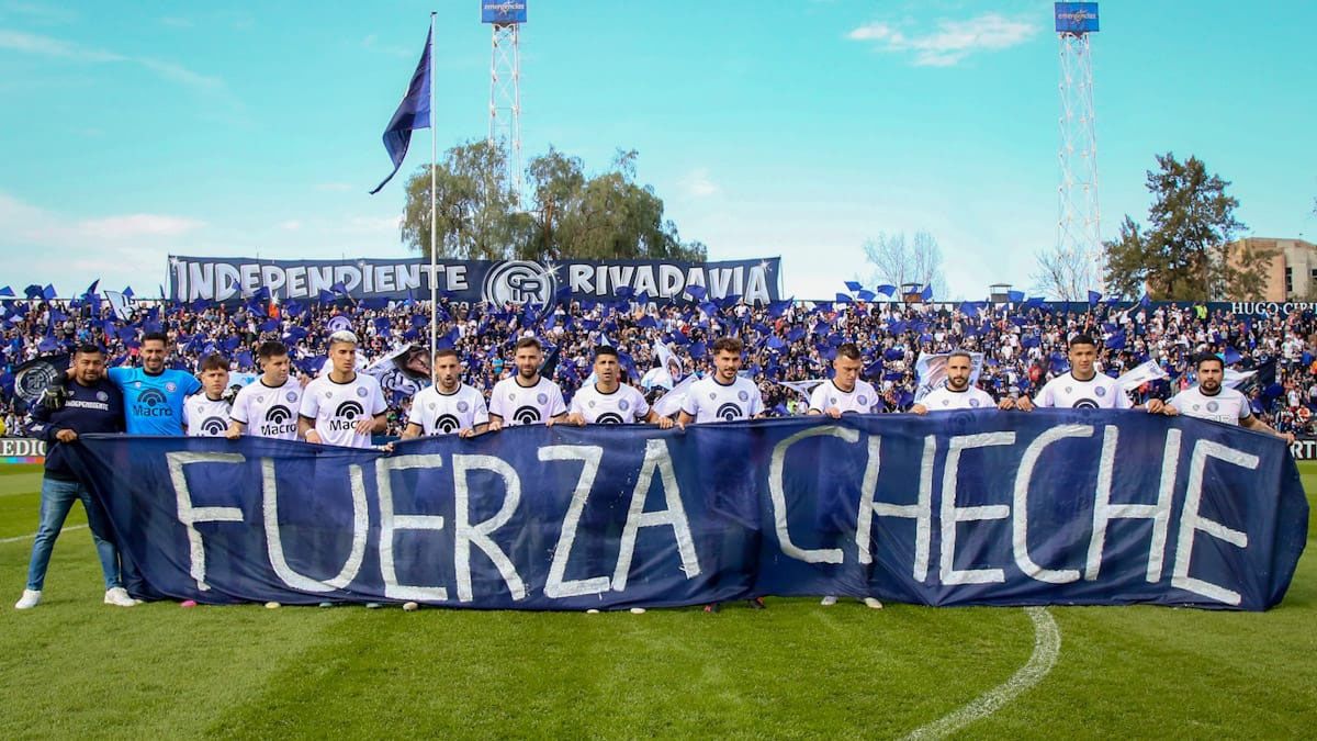 Los jugadores de Independiente Rivadavia le dieron su apoyo al Cheche Sánchez, quien sufrió una grave lesión.