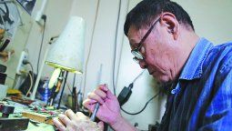 Liu Jiaqi fabrica anteojos en su taller. YANG ZEKUN / CHINA DAILY &nbsp;