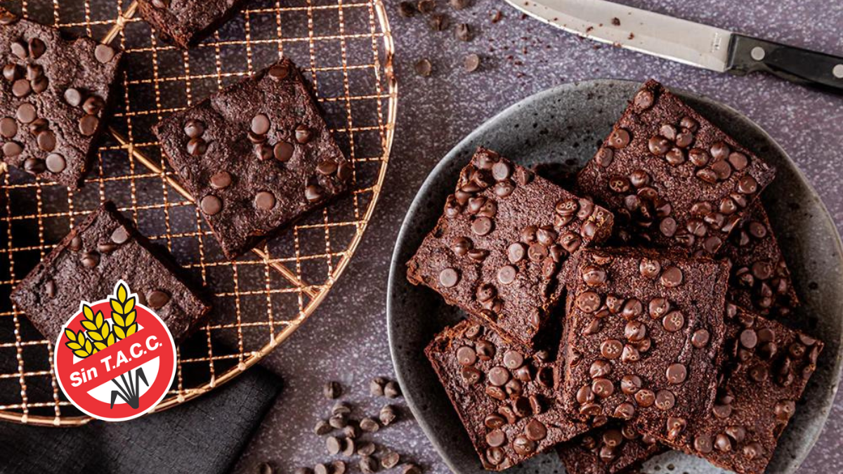 Puedes agregarle dulce de leche, crema batida o una exquisita bocha de helado de vainilla a tu brownie. Puedes agregarle dulce de leche, crema batida o una exquisita bocha de helado de vainilla a tu brownie.