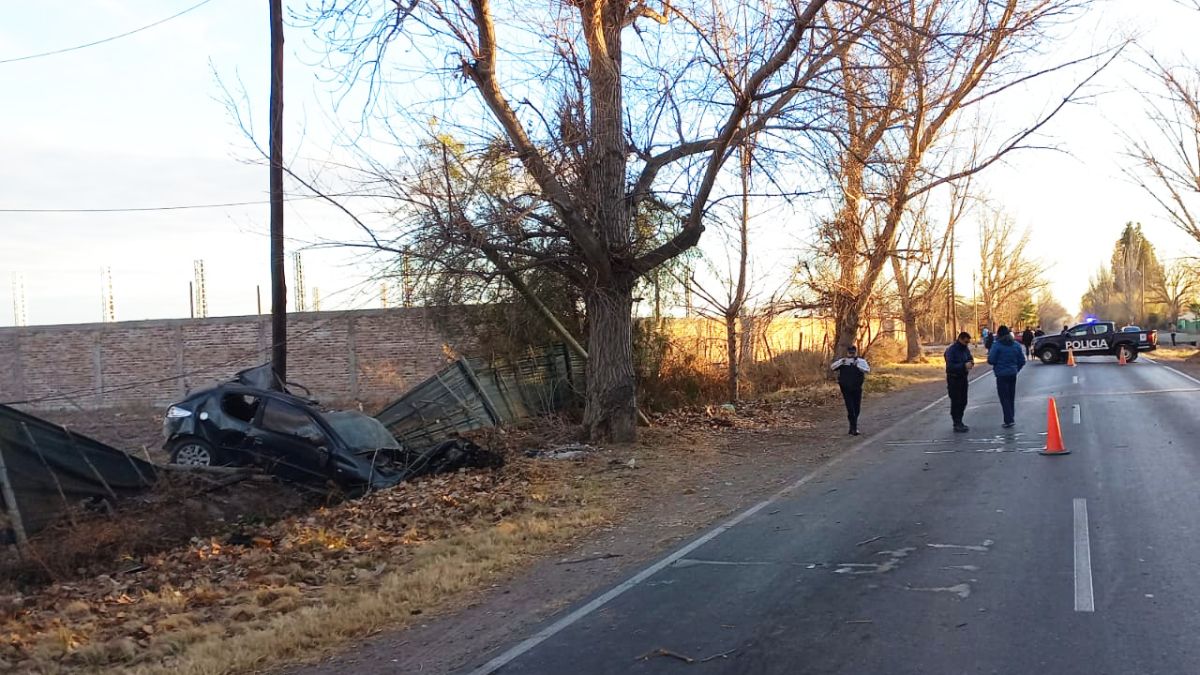 Así quedó el auto que protagonizó el accidente fatal en Guaymallén, donde murieron dos hombres en el acto.