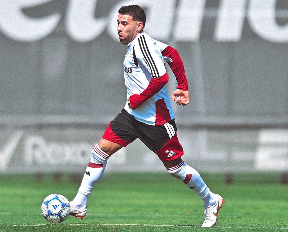 El defensor de River Nicol&aacute;s Otamendi est&aacute; en plena acci&oacute;n.