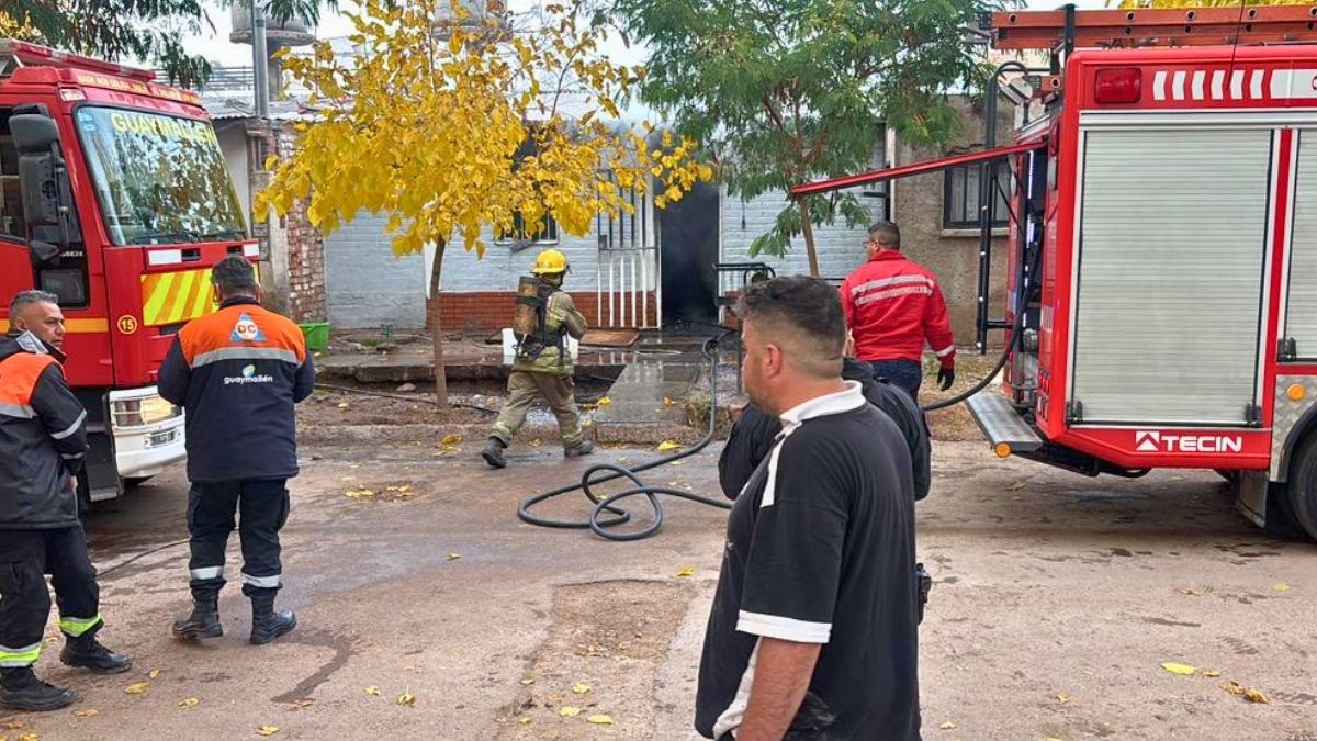 El incendio ocurrió en una casa del barrio Pedro Molina. Foto: Matías Pascualetti/Radio Nihuil. El incendio ocurrió en una casa del barrio Pedro Molina. Foto: Matías Pascualetti/Radio Nihuil.