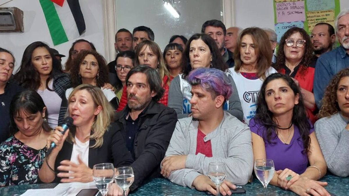 Organizaciones sociales y partidos de izquierda reclaman la liberación de los detenidos. En la foto, Nicolás Del Caño y Myriam Bregman, entre otros dirigentes. Organizaciones sociales y partidos de izquierda reclaman la liberación de los detenidos. En la foto, Nicolás Del Caño y Myriam Bregman, entre otros dirigentes.