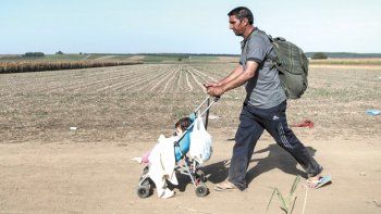 Huye con su hijo en el cochecito