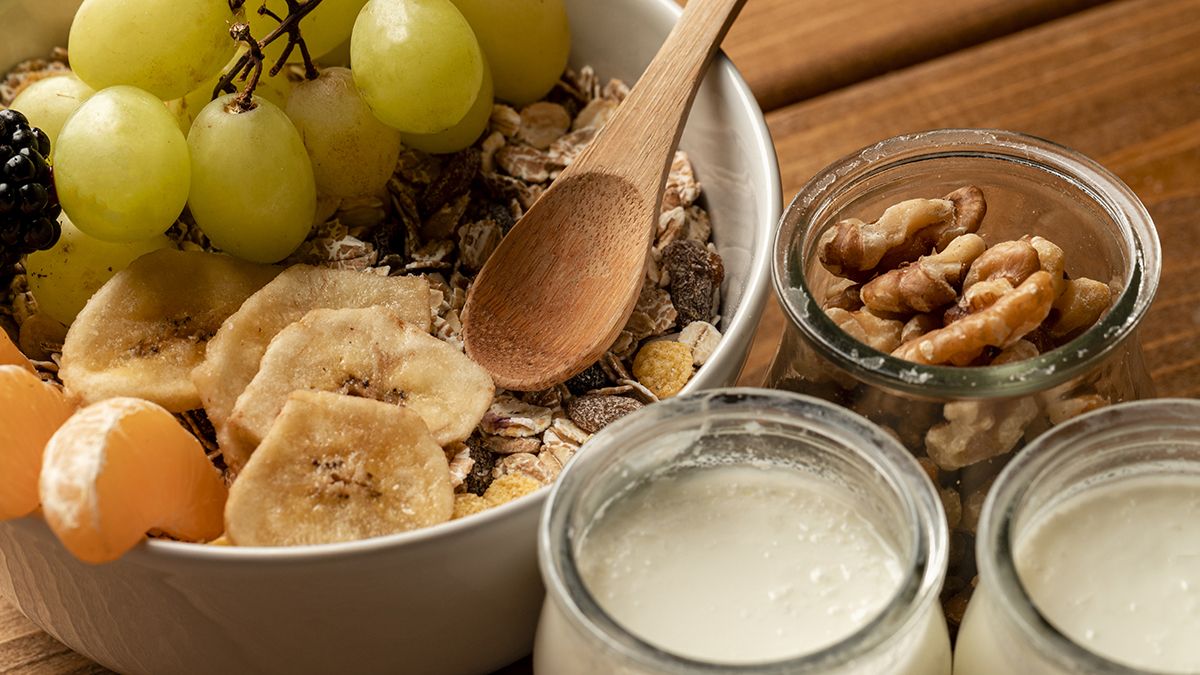Para una alimentación saludable, la mejor estrategia es combinarlos de forma natural en tu dieta diaria. Para una alimentación saludable, la mejor estrategia es combinarlos de forma natural en tu dieta diaria.