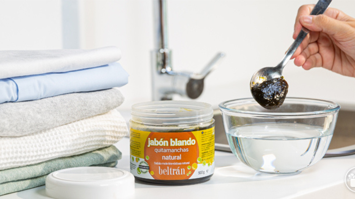 Jabón blando quitamanchas de Mercadona para dejar tu ropa radiante. Jabón blando quitamanchas de Mercadona para dejar tu ropa radiante.