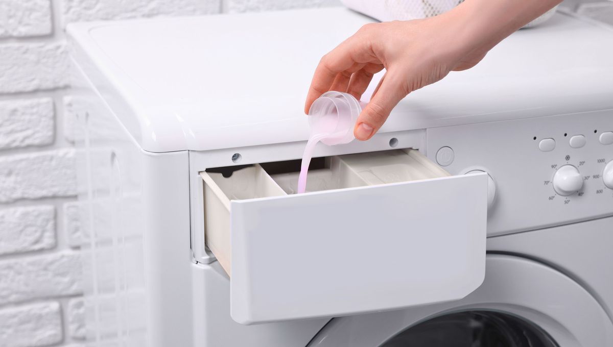 Coloca el suavizante casero en el compartimento correspondiente del lavarropas. Coloca el suavizante casero en el compartimento correspondiente del lavarropas. 