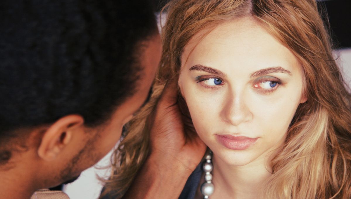 Qué es lo qué significa si una persona desvia la mirada al hablarme