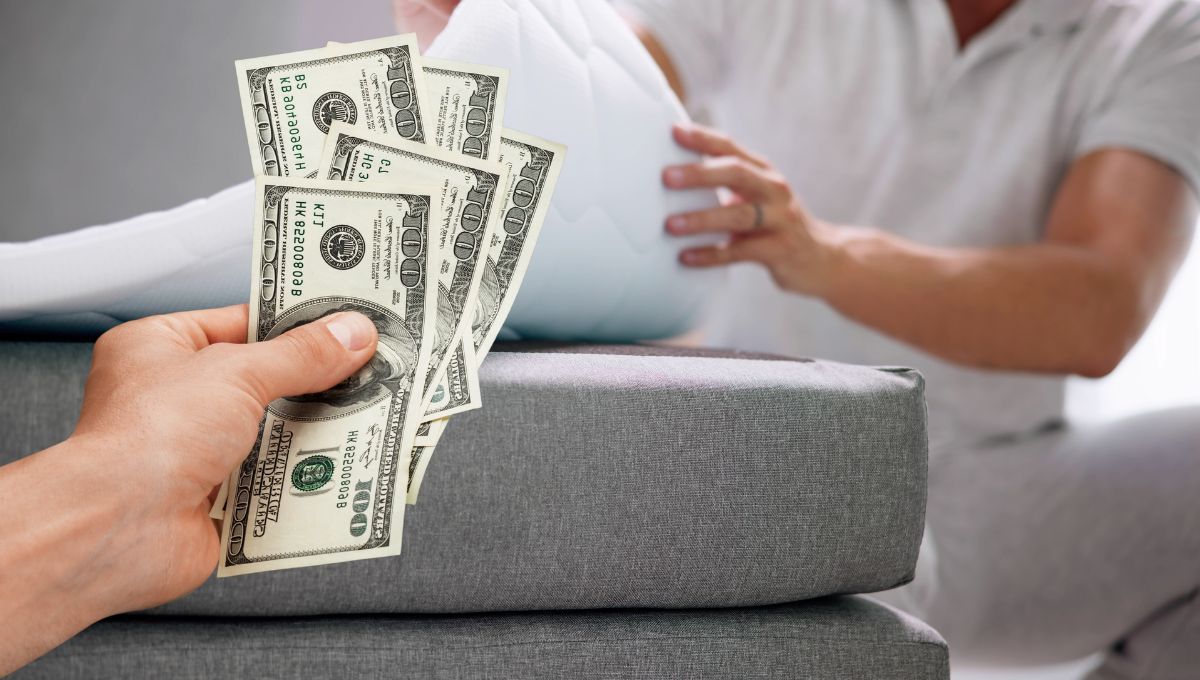 ¿Qué ocurre si colocas dinero debajo del colchón?