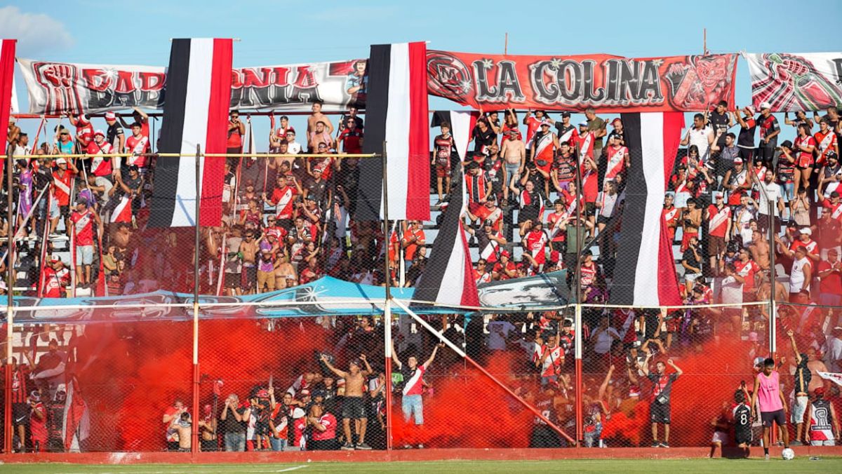 Buena respuesta de la hinchada Botellera en el estadio Omar Sperdutti. Buena respuesta de la hinchada Botellera en el estadio Omar Sperdutti.