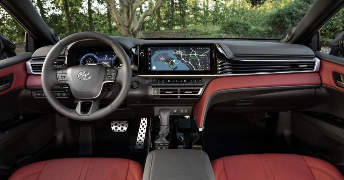 Esta nueva versión del Toyota Camry es totalmente híbrida. Esta nueva versión del Toyota Camry es totalmente híbrida.