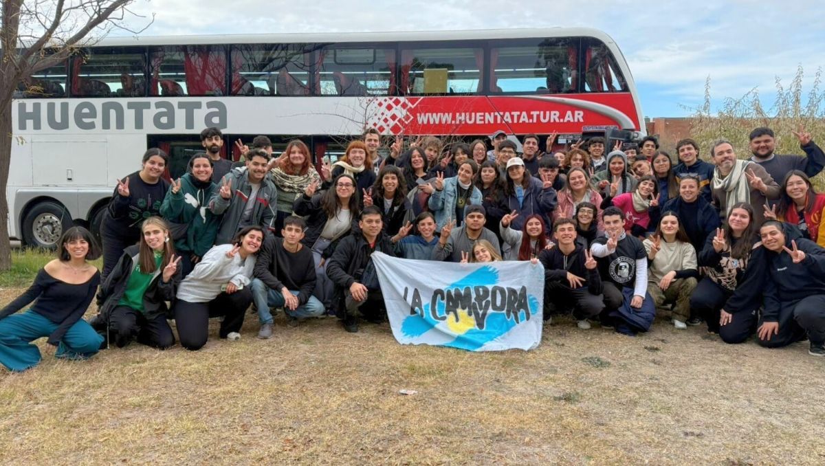 A apoyar a Cristina Kirchner. Uno de los micros de La Cámpora que partió este martes a Buenos Aires.