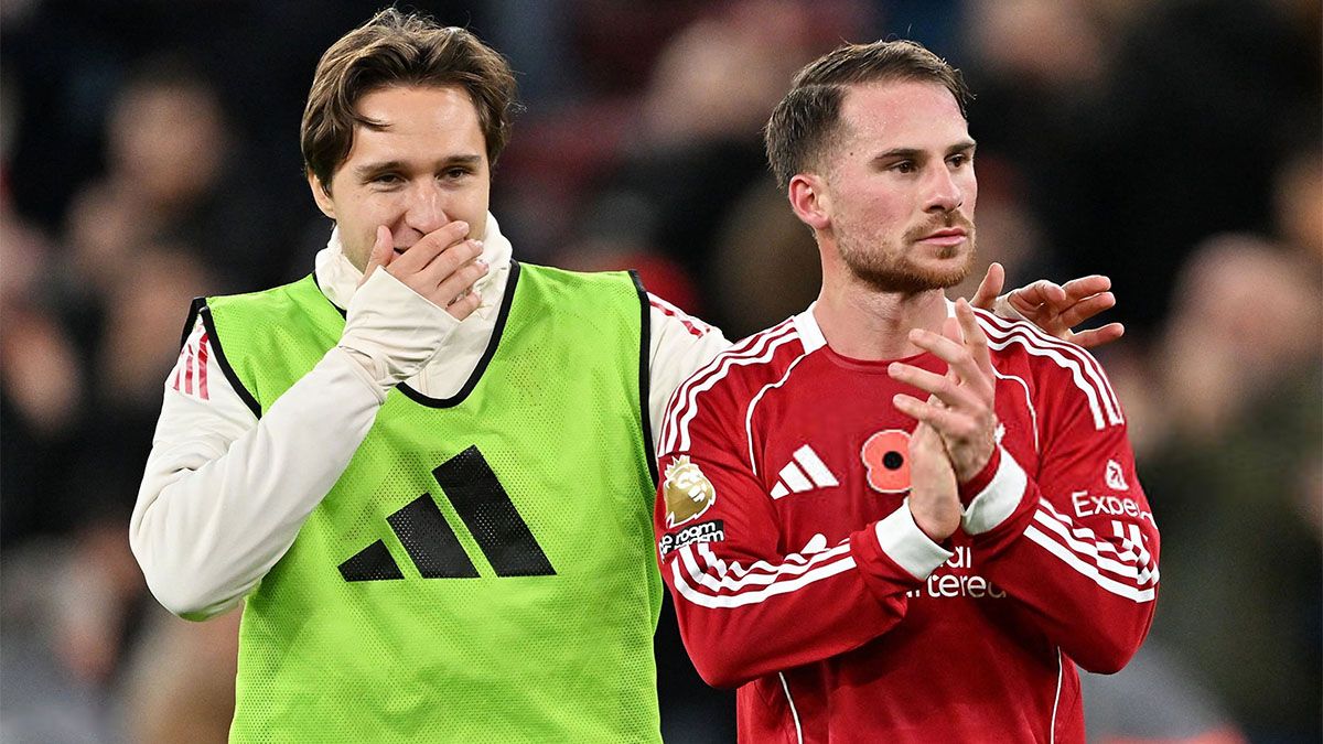 Alexis Mac Allister festej&oacute; el triunfo del Liverpool. En la foto est&aacute; con Federico Chiesa.