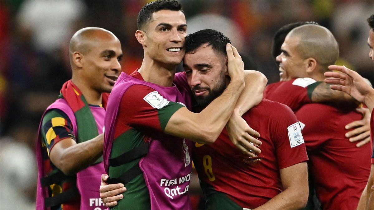 Cristiano Ronaldo saluda a Bruno Fernandes, el autor de los dos goles de Portugal ante Uruguay.