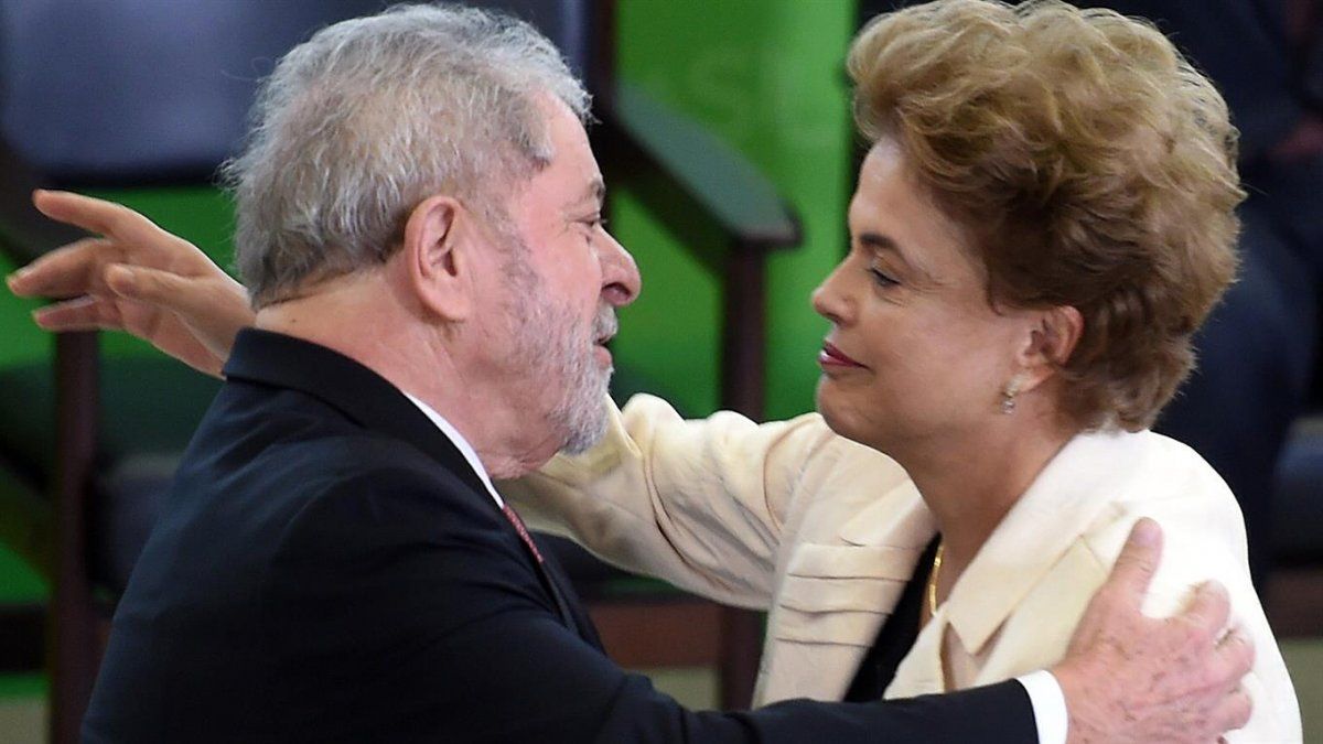 Lula defiende a Dilma y también se postula
