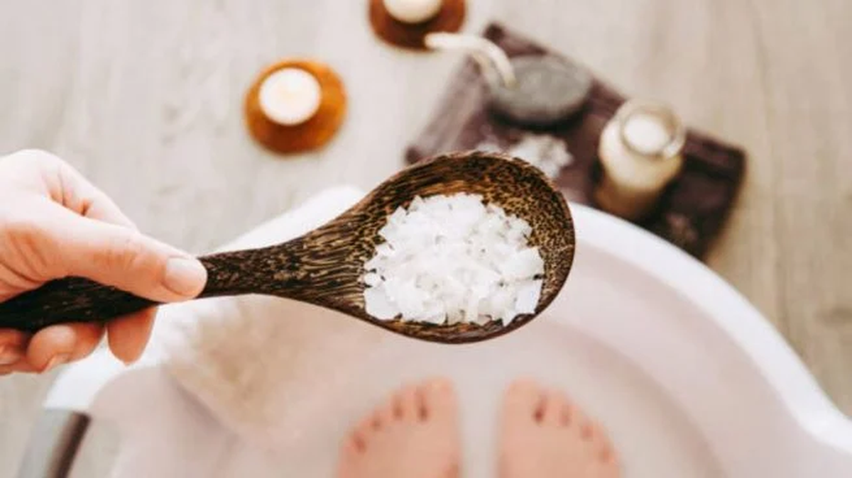 Remojar los pies en bicarbonato de sodio: por qué recomiendan hacerlo y para qué sirve Remojar los pies en bicarbonato de sodio: por qué recomiendan hacerlo y para qué sirve