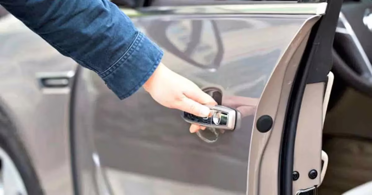 Realizar acciones simples, como abrir la puerta del auto con la mano no dominante, estimula el cerebro. Realizar acciones simples, como abrir la puerta del auto con la mano no dominante, estimula el cerebro.