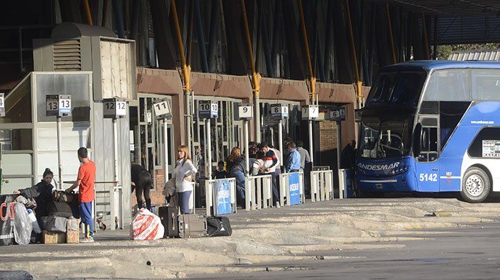 Salieron sin inconvenientes los primeros micros hacia los aeropuertos alternativos