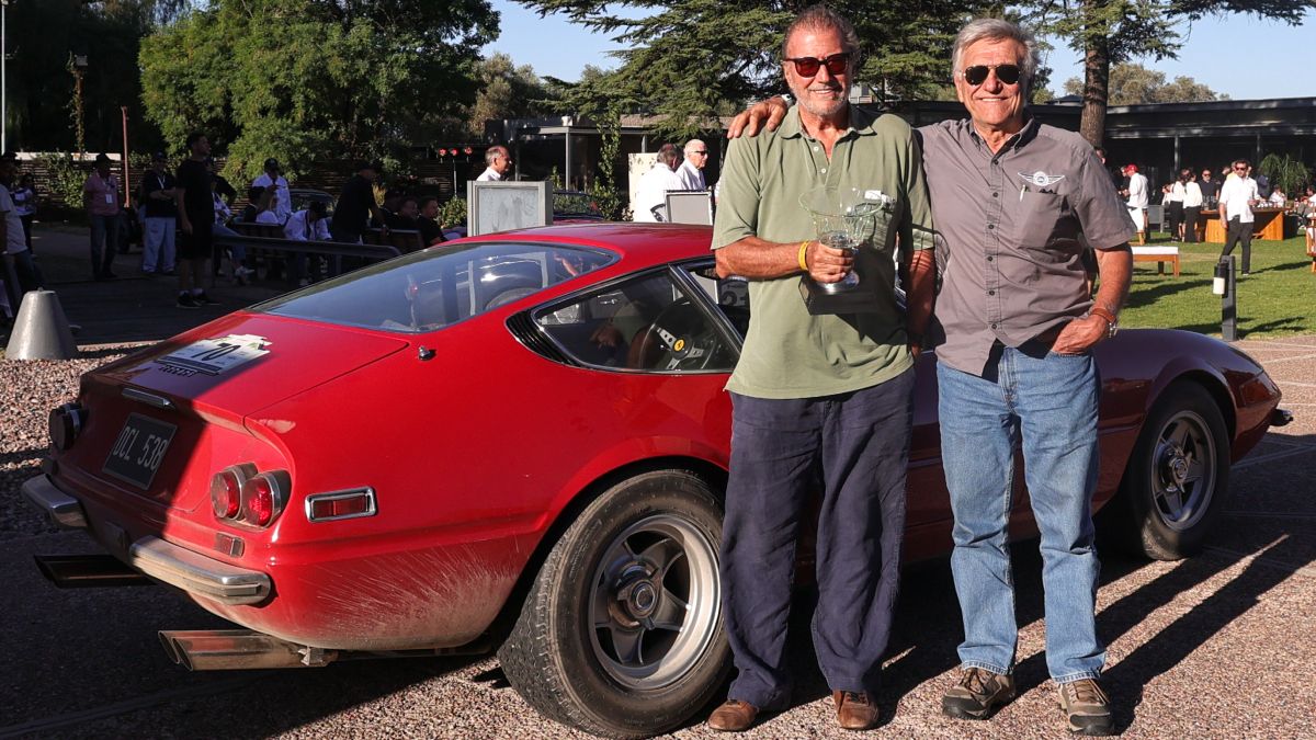 Alejandro Oxenford junto a José Luis Celada y el Ferrari 365 GTB/4 Daytona de 1972, ganador del Concurso de Elegancia del Rally de las Bodegas 2024.