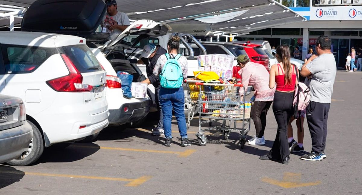 En las últimas semanas, miles de chilenos cruzaron a Mendoza para aprovechar un cambio que los favorece. Pero suelen trocar sus dólares en cuevas o con los "arbolitos". 