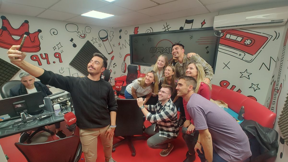 En viaje desde San Rafael, la vicegobernadora Hebe Casado venía escuchando la Brava y quiso conocer la radio antes de salir por tele en el programa Séptimo Día de El Siete.