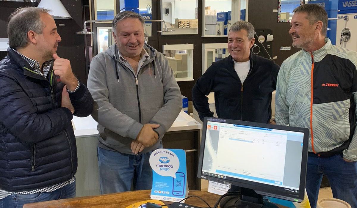Alejandro Bermejo junto a su hermano Adolfo y el intendente de Maipú, Matías Stevanato, de campaña antes del ACV.