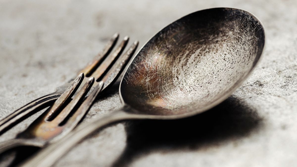 Elimina las manchas de óxido y recupera los cubiertos de la cocina con este efectivo truco casero de limpieza. Elimina las manchas de óxido y recupera los cubiertos de la cocina con este efectivo truco casero de limpieza.
