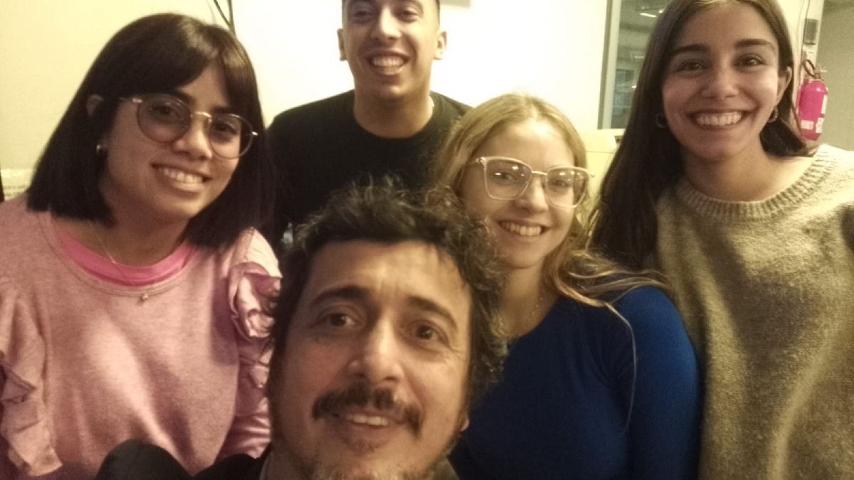 Gonzalo Ponce les dio la bienvenida a los nuevos y nuevas del plantel: Paula Alonso, Facundo Mezzabotta, Antonella Prandina y Julieta Lucero.