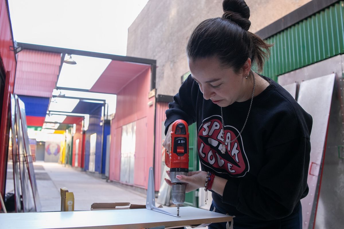 Los feriantes trabajaron a full para poder comenzar a atender en el nuevo persa Callejón Alameda. Los feriantes trabajaron a full para poder comenzar a atender en el nuevo persa Callejón Alameda.