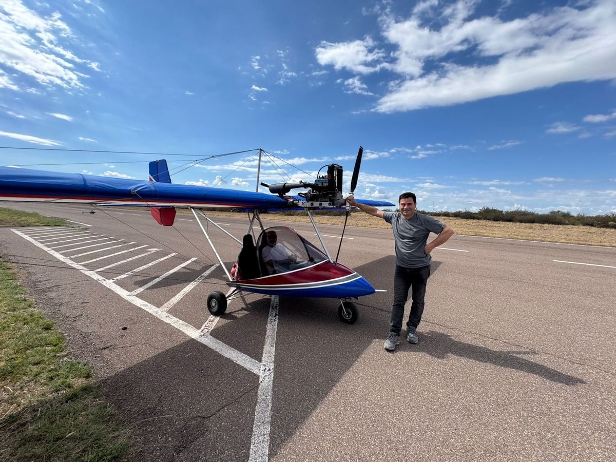 Gustavo Copia con el avión ultraliviano. Su planteo legal es pintoresco. Gentileza