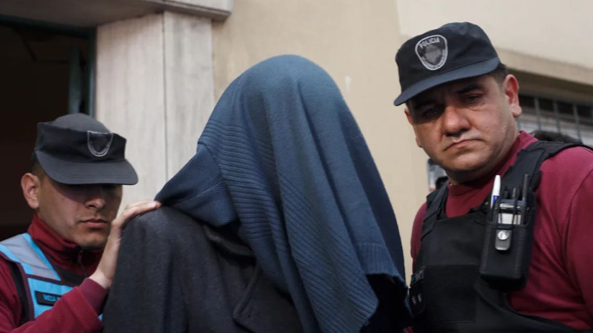 El hombre que quemó el auto de su madre, cansado de que lo vandalizaran, en el Balvanera, fue detenido en un departamento por la Policía porteña