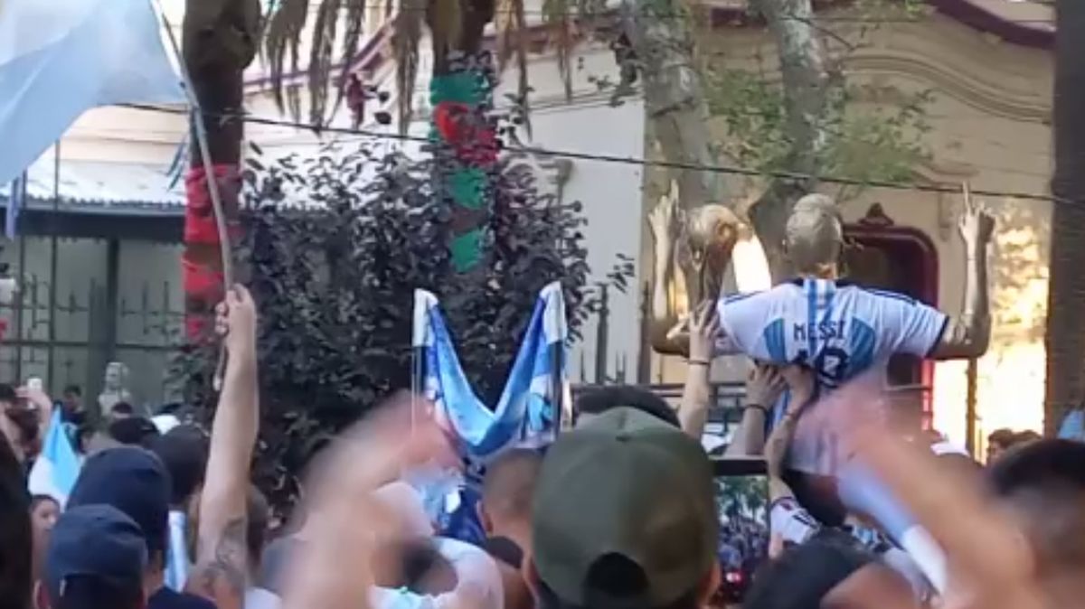 San Messi encabezó la procesión en Mendoza este viernes.