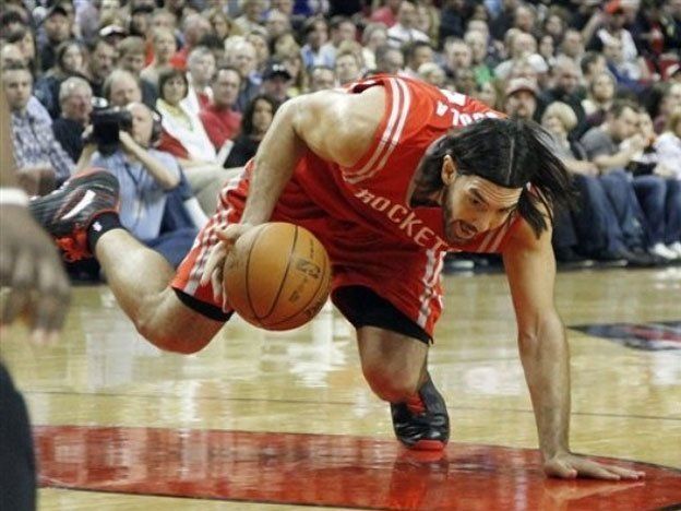 Houston, con 12 de Scola, ganó y se acerca a su objetivo