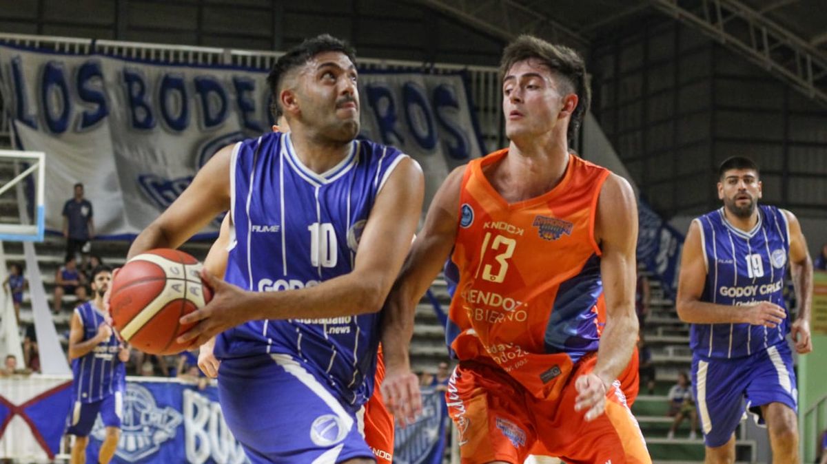 Gastón Guevara, de Godoy Cruz, y Alejo Andrés, de Rivadavia Básquet, en la final anual en La Colonia, Junín. Gastón Guevara, de Godoy Cruz, y Alejo Andrés, de Rivadavia Básquet, en la final anual en La Colonia, Junín. 