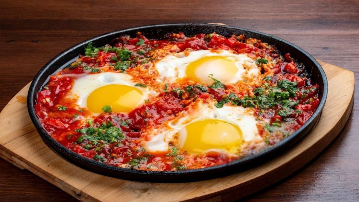 Los huevos a la pizzaiola llevan solo 8 ingredientes y se cocinan en 20 minutos. Foto: iStock. Los huevos a la pizzaiola llevan solo 8 ingredientes y se cocinan en 20 minutos. Foto: iStock.