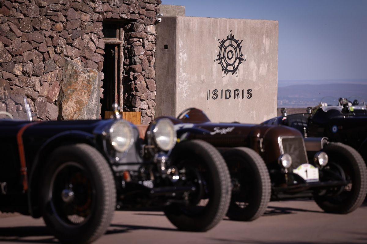 En Isidris, Puesto del Indio, los 80 tripulantes disfrutaron un cocktail de bienvenida ante el marco imponente de la montaña, en El Challao. En Isidris, Puesto del Indio, los 80 tripulantes disfrutaron un cocktail de bienvenida ante el marco imponente de la montaña, en El Challao.