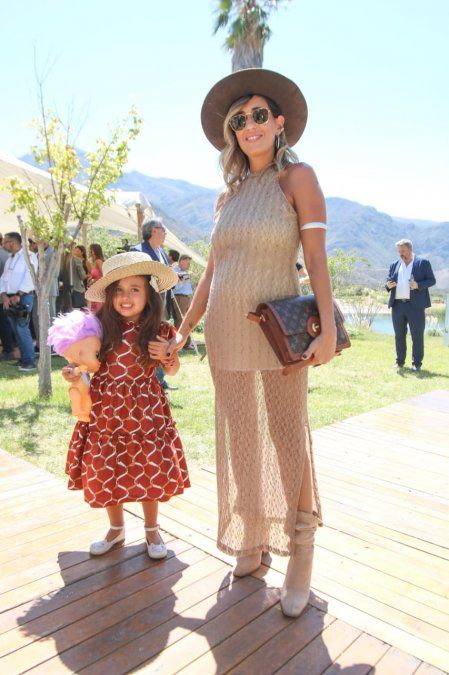 Daniela Gutierrez se sumó a la tendencia de los vestidos transparentes y tejidos y su pequeña Francesca posó como toda una modelo.