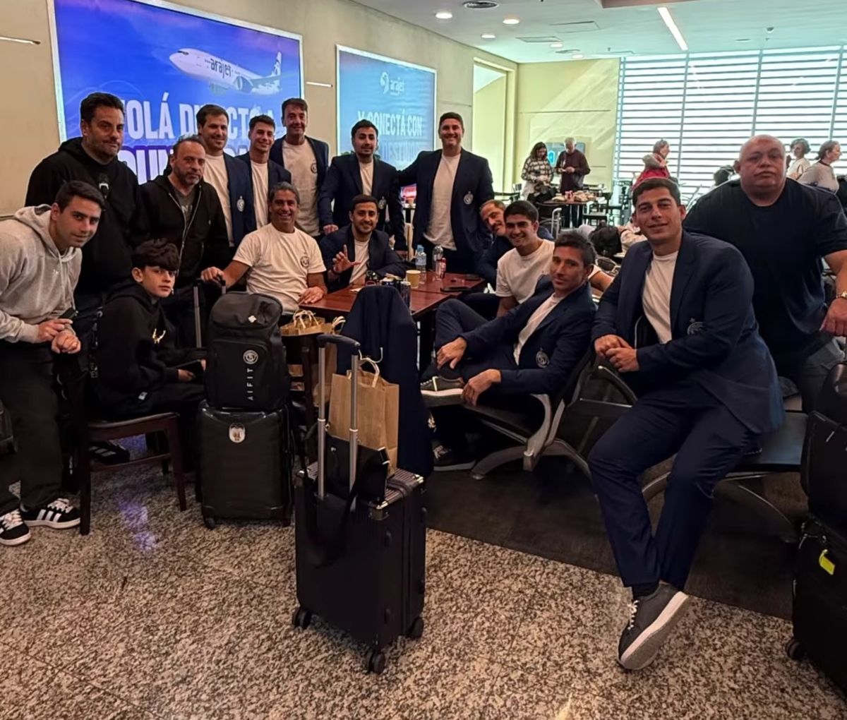 Los dirigentes de Independiente Rivadavia en el aeropuerto previo al viaje a Brasil.