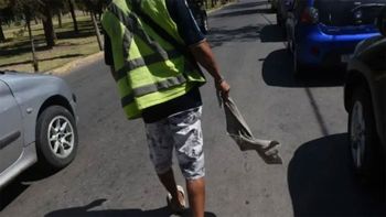 Una chica llegó con su moto nueva y el trapito le cobró $2.000: lo que viene después, no tiene precio Una chica llegó con su moto nueva y el trapito le cobró $2.000: lo que viene después, no tiene precio